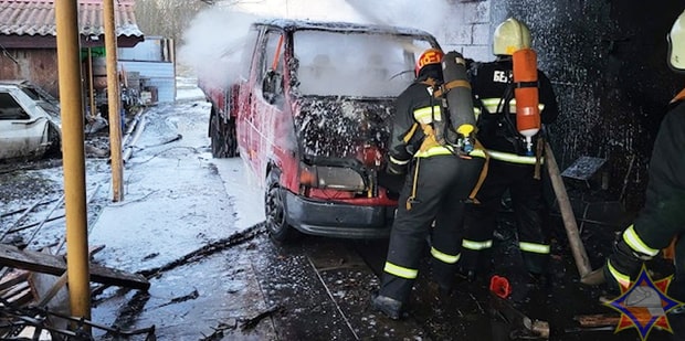 Так себе 8 Марта: Ford Transit сгорел в нескольких метрах от гаража
