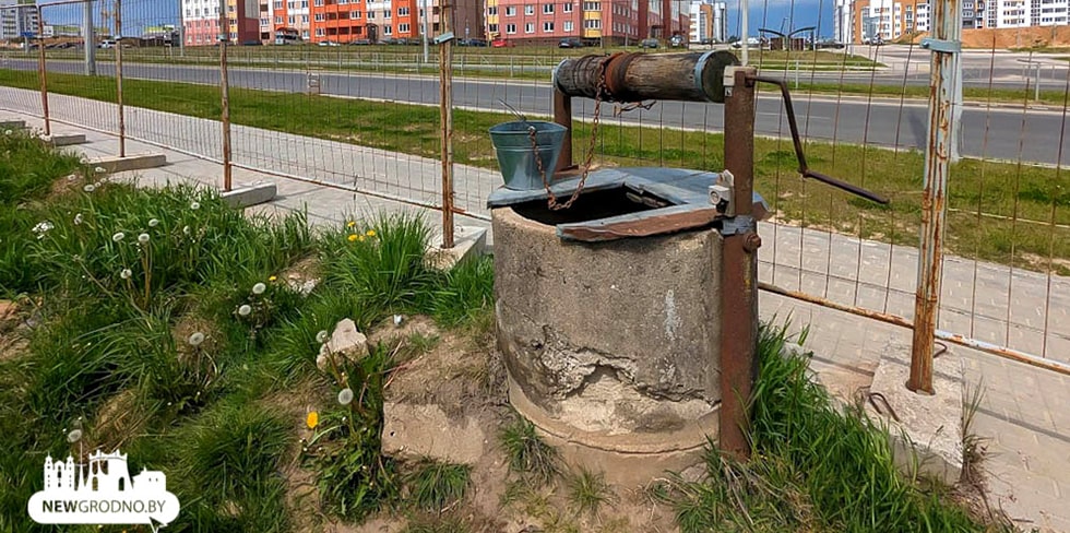 Есть даже ведро. В Грандичах нашли еще один "забытый" на дорожке колодец