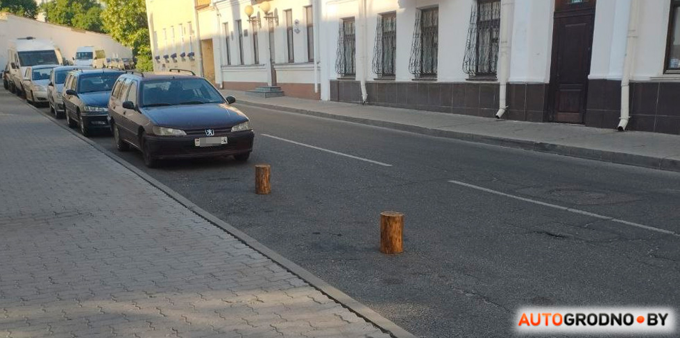 Неизвестный ставит пеньки на дорогу – бронирует парковочное место в центре Гродно