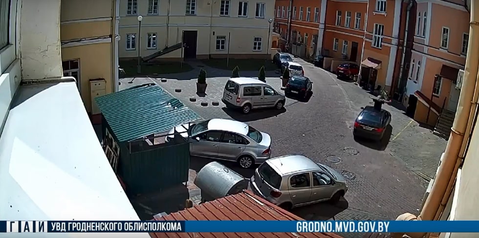 Эффектно на крыше BMW прокатилась гродненка в центре города. ГАИ не оставила это без внимания