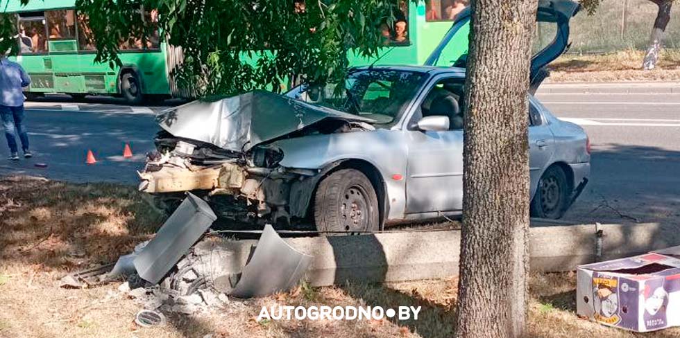 В Гродно легковушка повалила на дорогу фонарный столб