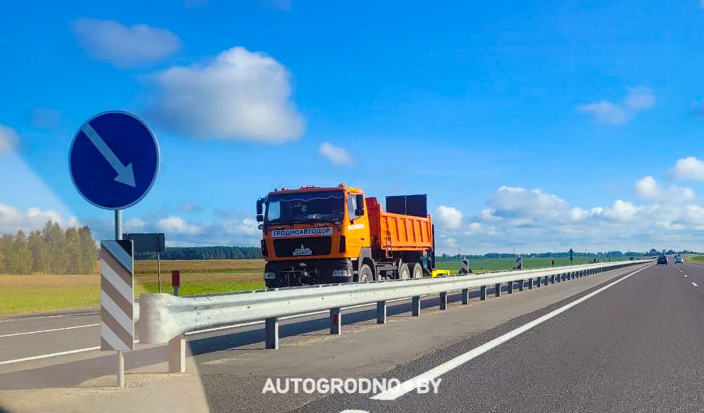 У поворота на Бали на М6 начинают восстанавливать ограждение, о которое разбился парень из Гродно