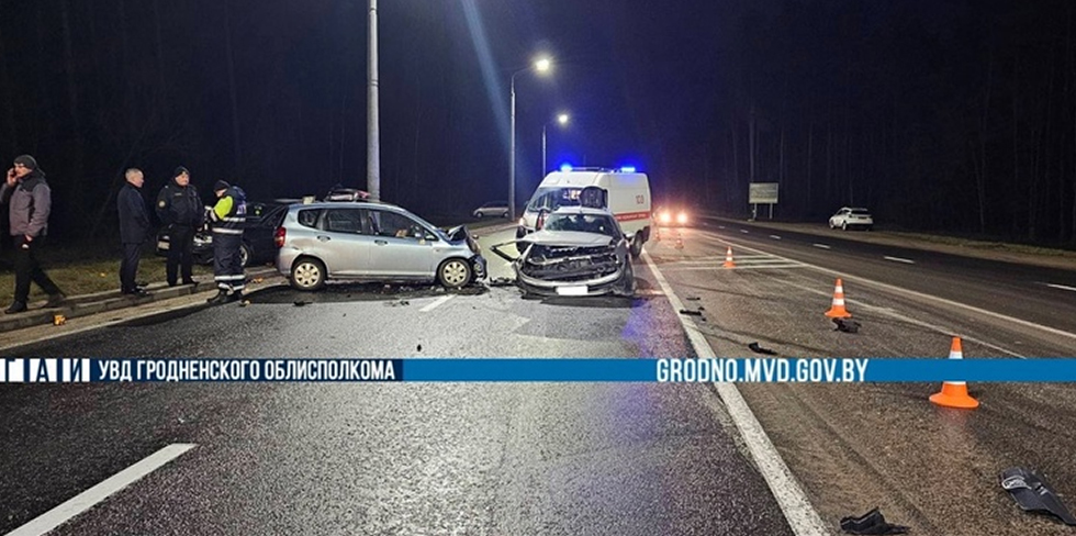 На Янки Купалы в Гродно водитель Peugeot выехал на встречку. Итог – столкнулись 3 авто, пострадали 2 человека