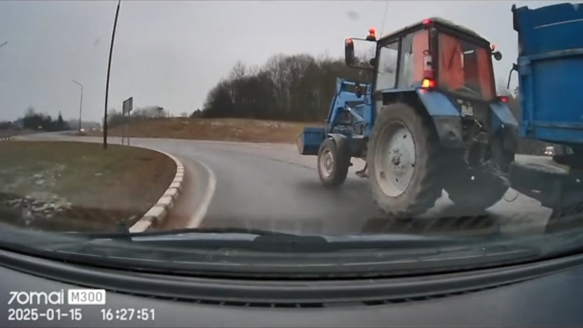 У трактора отвалилось колесо в Гродно