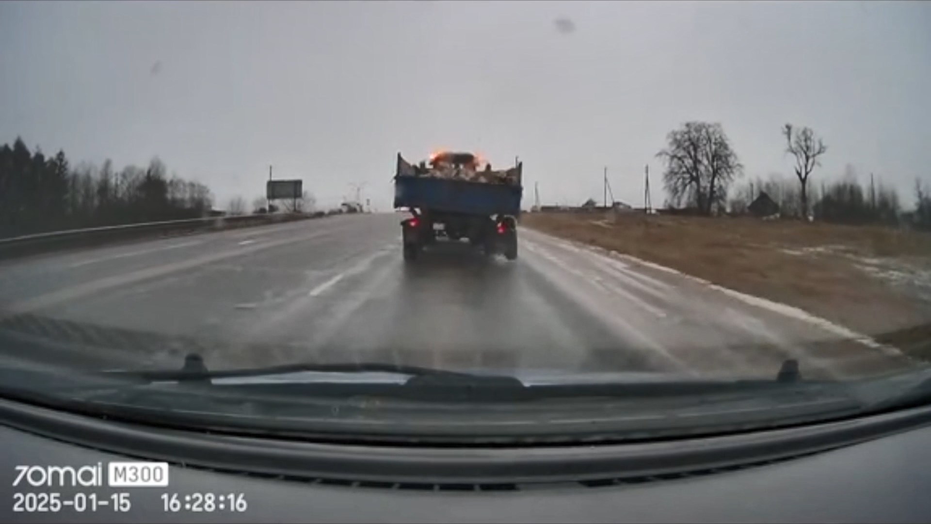 У трактора отвалилось колесо в Гродно