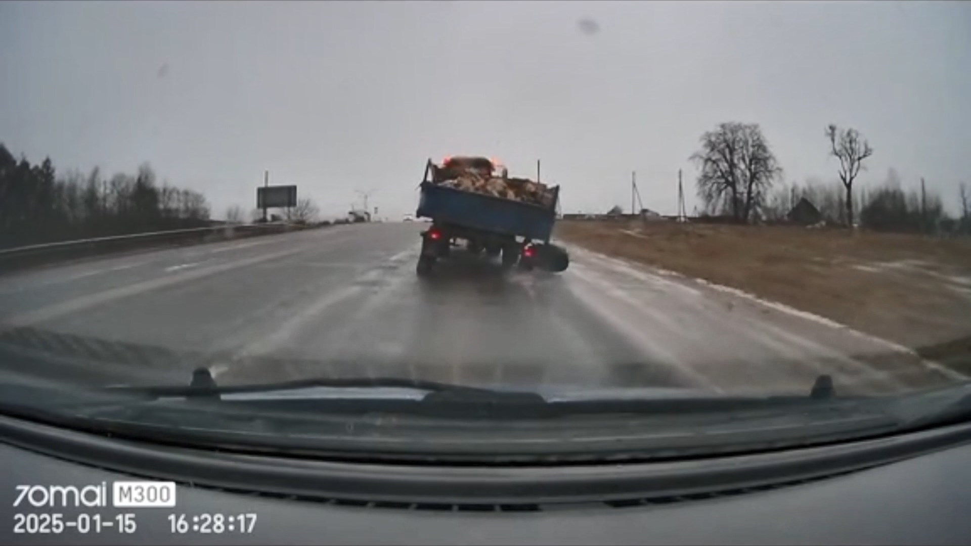 У трактора отвалилось колесо в Гродно