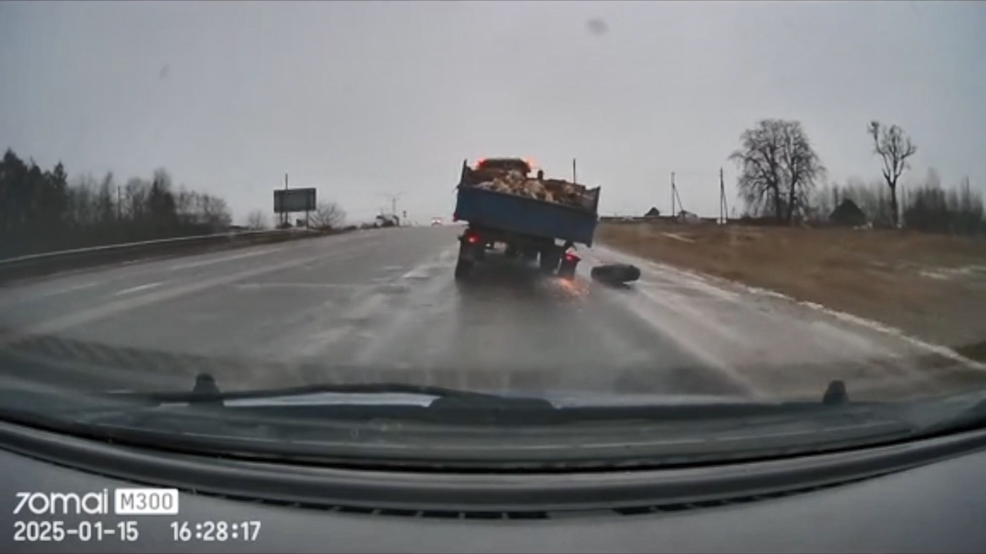 У трактора отвалилось колесо в Гродно