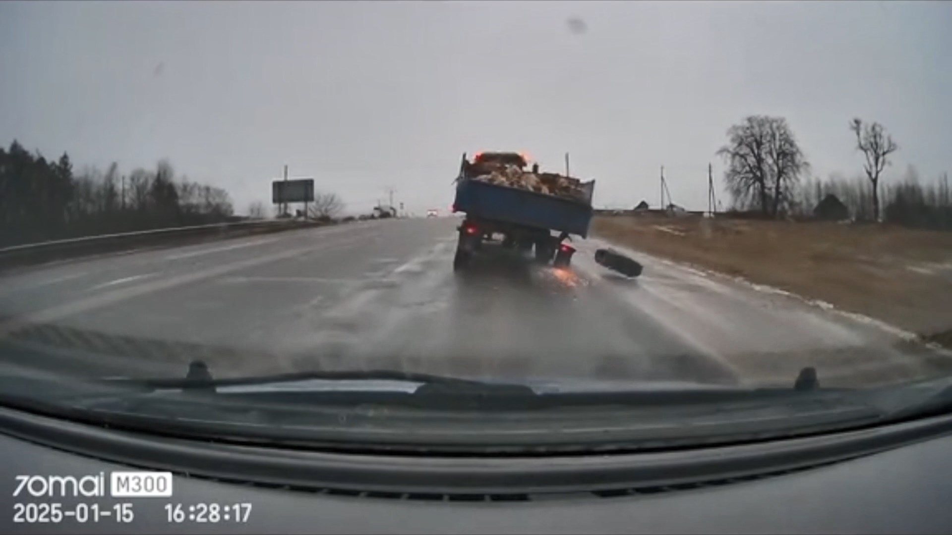 У трактора отвалилось колесо в Гродно