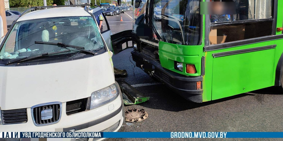 Водитель автобуса проехал на красный. Это стало причиной аварии на кольце у филармонии в Гродно