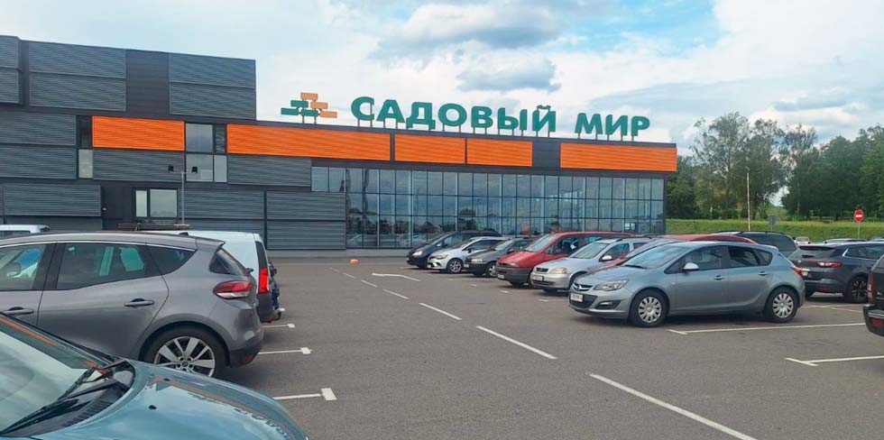 В Гродно на парковке ТЦ ребенок выбежал на дорогу из-за припаркованных автомобилей: избежать наезда не удалось
