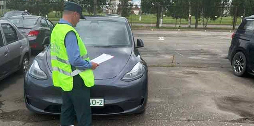 Нелегальный таксист на Tesla подвез пассажиров, ими оказались сотрудники Транспортной инспекции