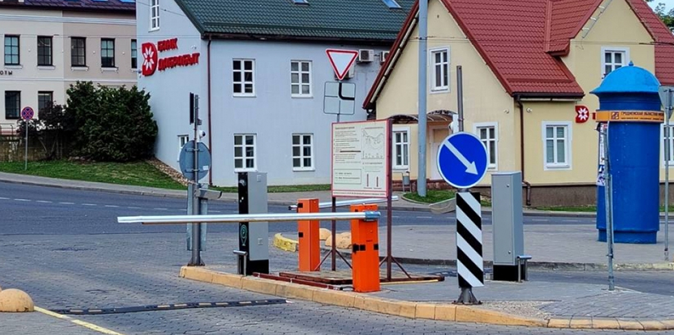 На платной парковке по Большой Троицкой заработали шлагбаумы