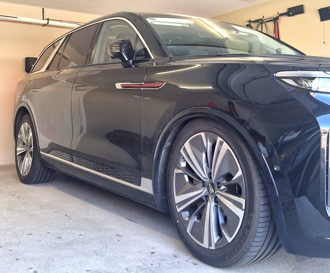 Hongqi E HS9