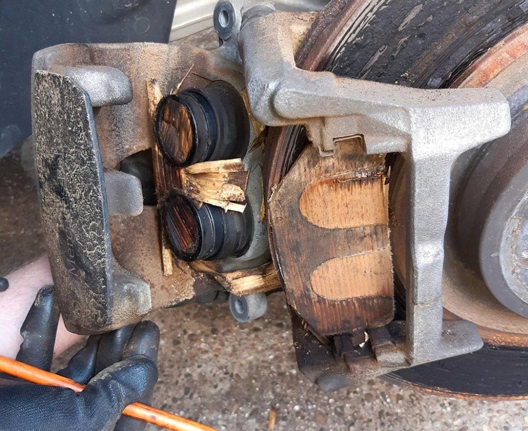 Немец обнаружил деревянные тормозные колодки с надписью Brembo в недавно купленном Mercedes GLE стоимостью 100 000 евро