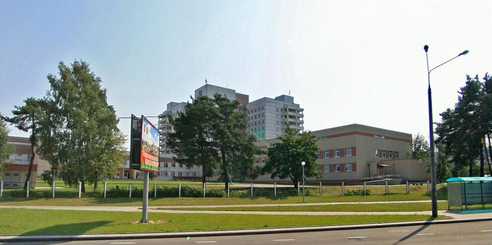 У больницы скорой помощи в Гродно кто-то повредил автомобили. ГАИ ищет очевидцев