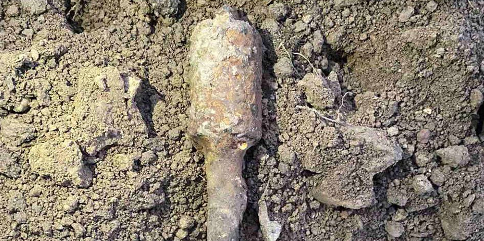 В Гродно рабочий экскаватором выкопал гранату. Она пролежала в земле больше века