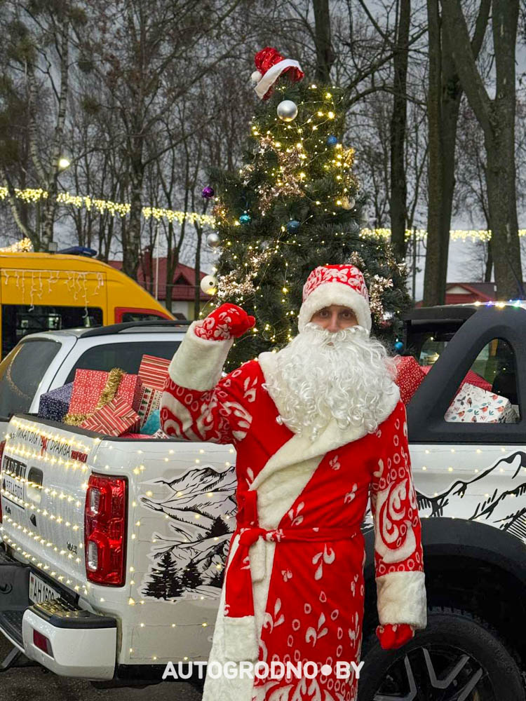 12 декабря автоклубы Гродно зажгли главную ёлку в Скиделе