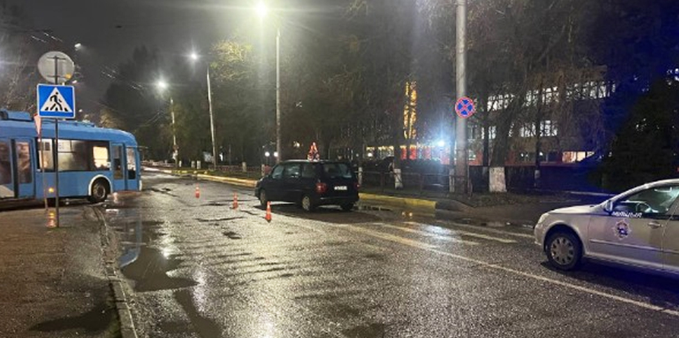 В Гродно на Гаспадарчей сбили мужчину. Его личность устанавливается