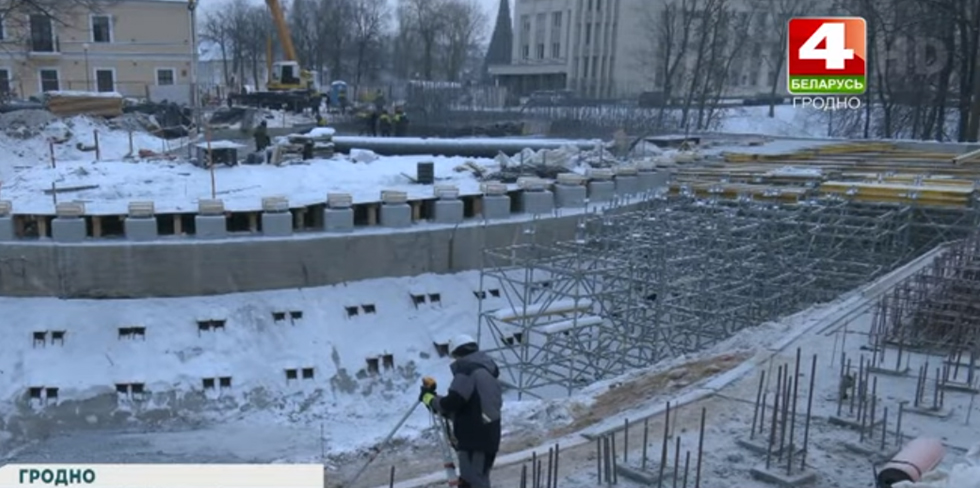 Мороз не помеха: реконструкция столетнего моста через Юрисдику идет даже зимой. Работы выполнены на 40%