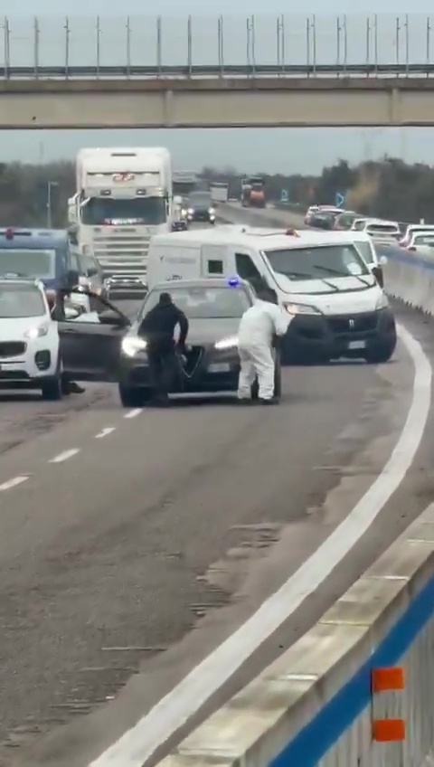 В Италии банда преступников взорвала автомобиль инкассаторов прямо на автостраде