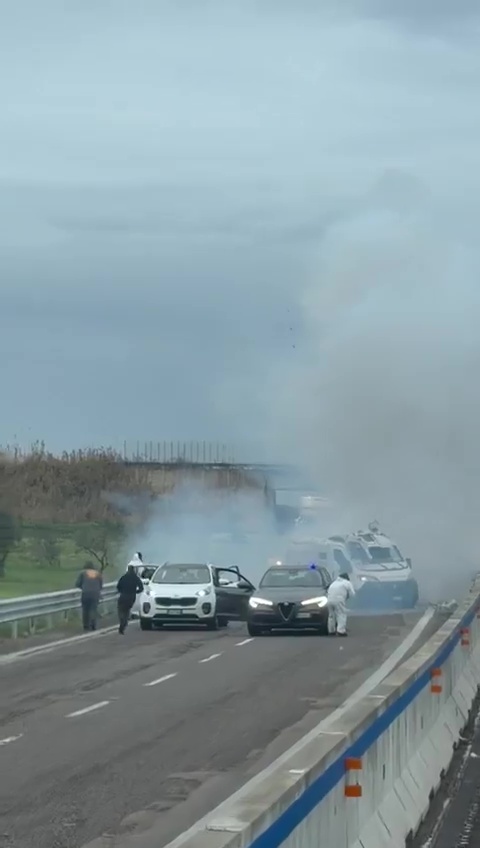 В Италии банда преступников взорвала автомобиль инкассаторов прямо на автостраде