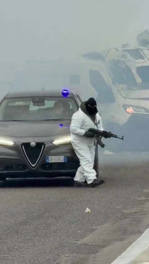 В Италии банда преступников взорвала автомобиль инкассаторов прямо на автостраде