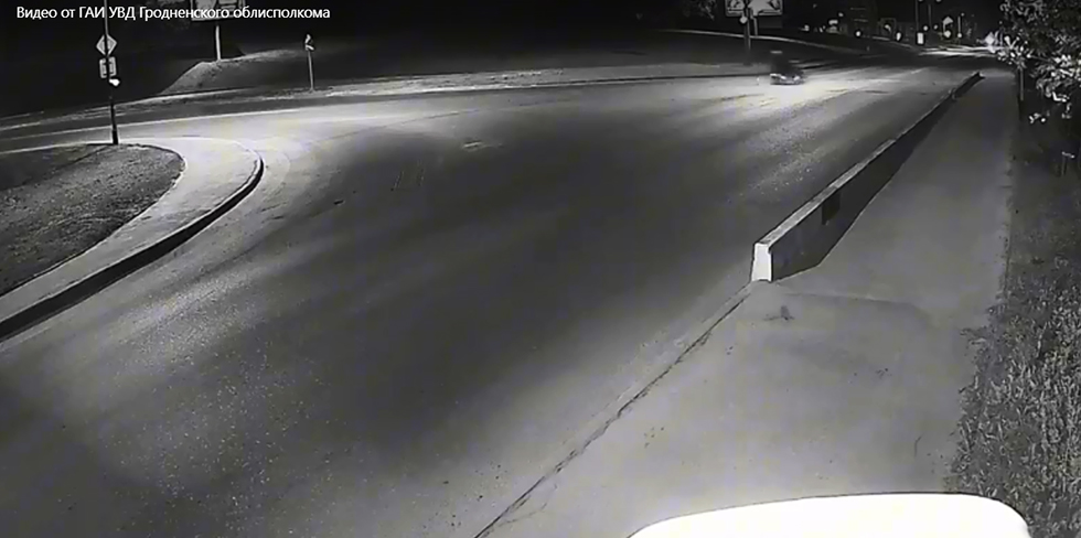 В Гродно на Девятовке парень с девушкой на скутере въехали в бетонный блок. Пострадали оба