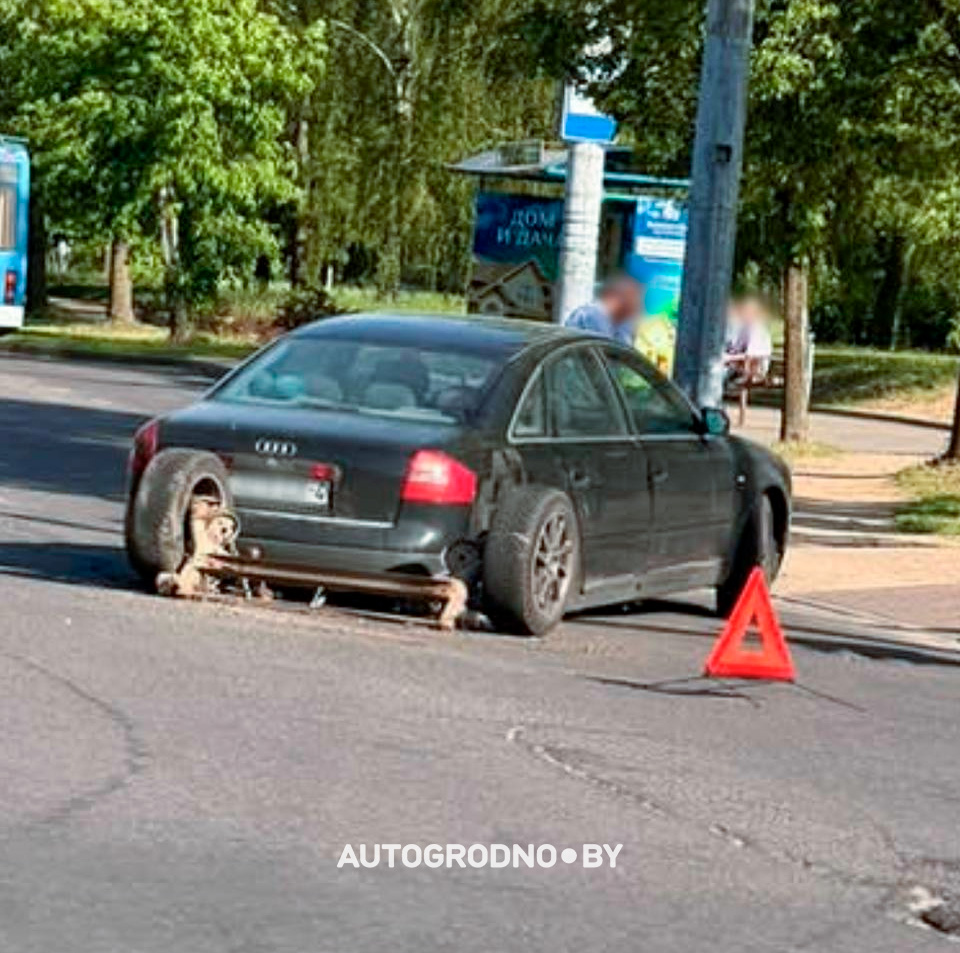 У Audi в Гродно вырвало подрамник
