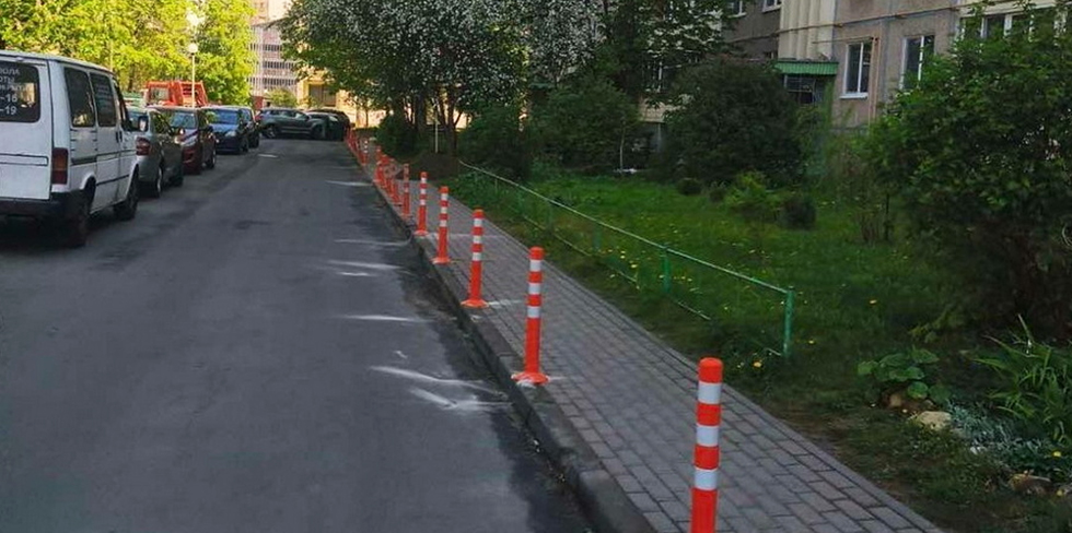 Как установить антипарковочные столбики во дворе, рассказали в ЖКХ