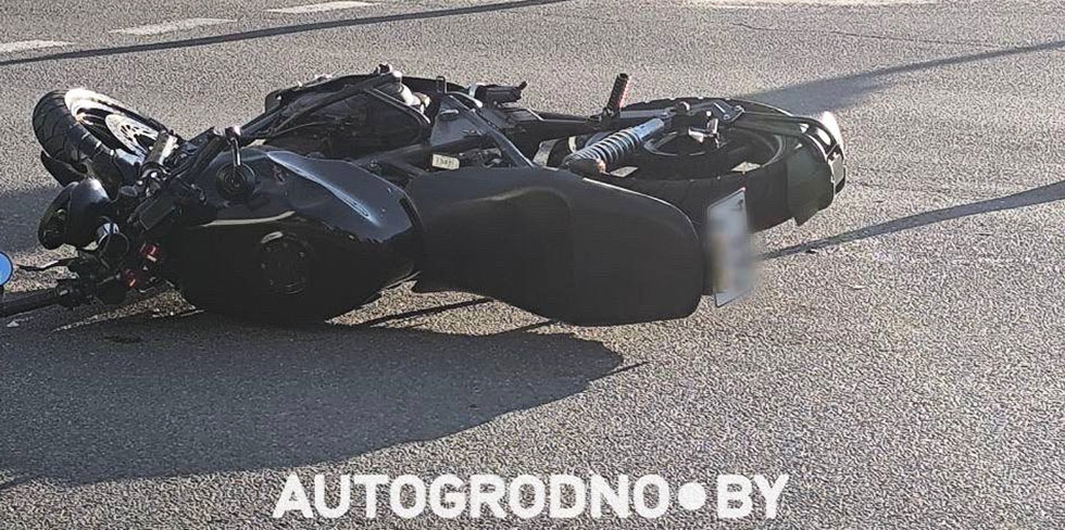В Гродно водитель легковушки поворачивал налево и сбил мотоциклиста