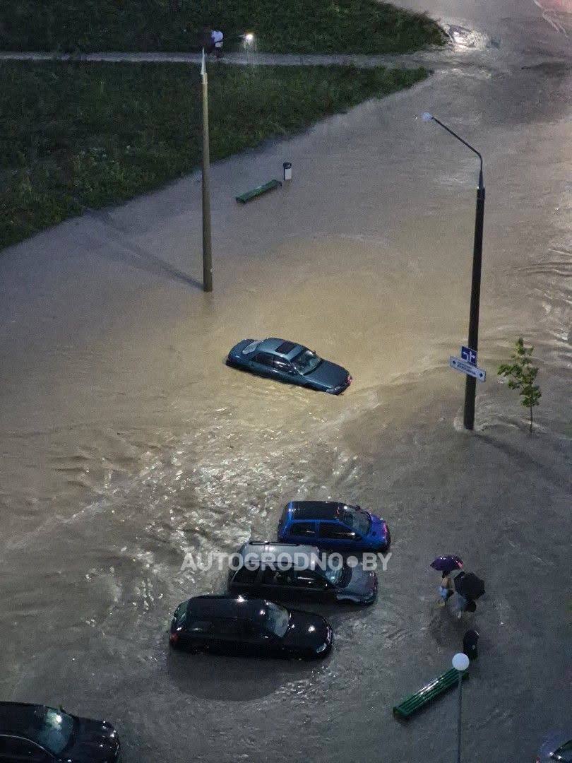 Сильнейший ливень в Гродно: люди сидят на крышах авто, пешеходы по колено в воде