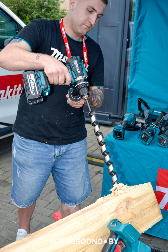 Гость мероприятия тестирует дрель Makita