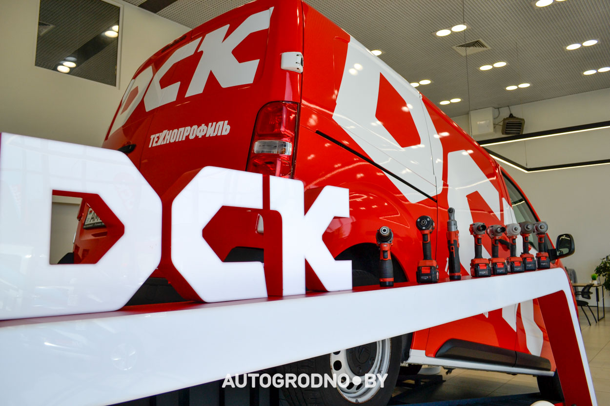 Фирменный автомобиль DCK с инструментом на выставке