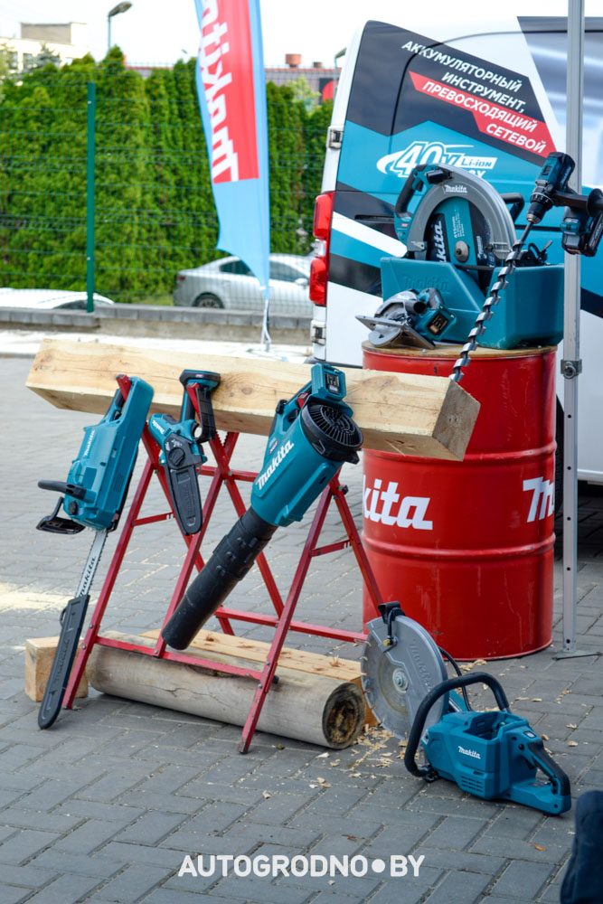 Линейка инструмента Makita на стенде