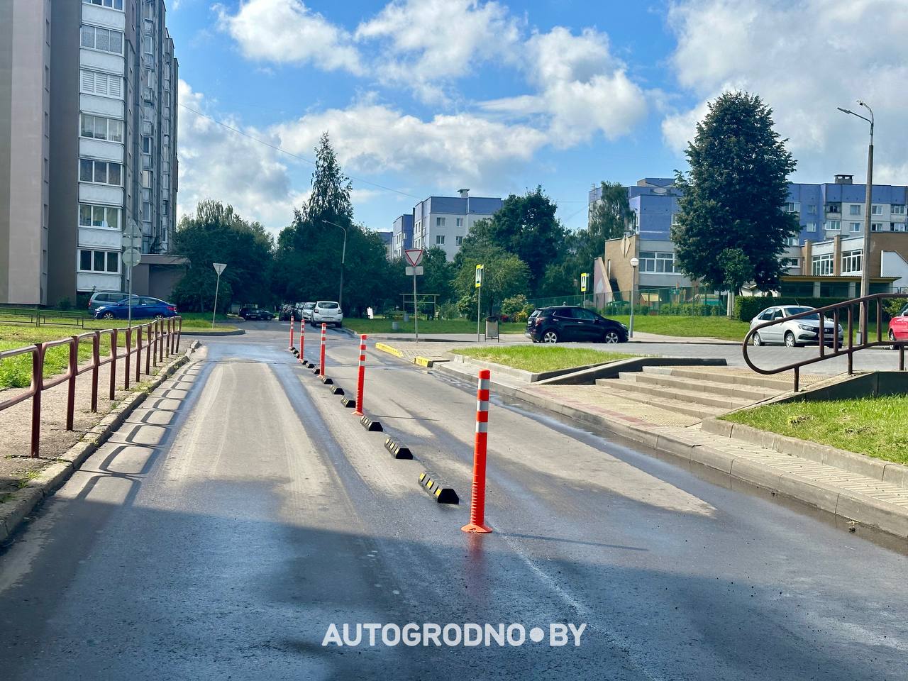 На улице Лиможа в Гродно установили столбики во дворах