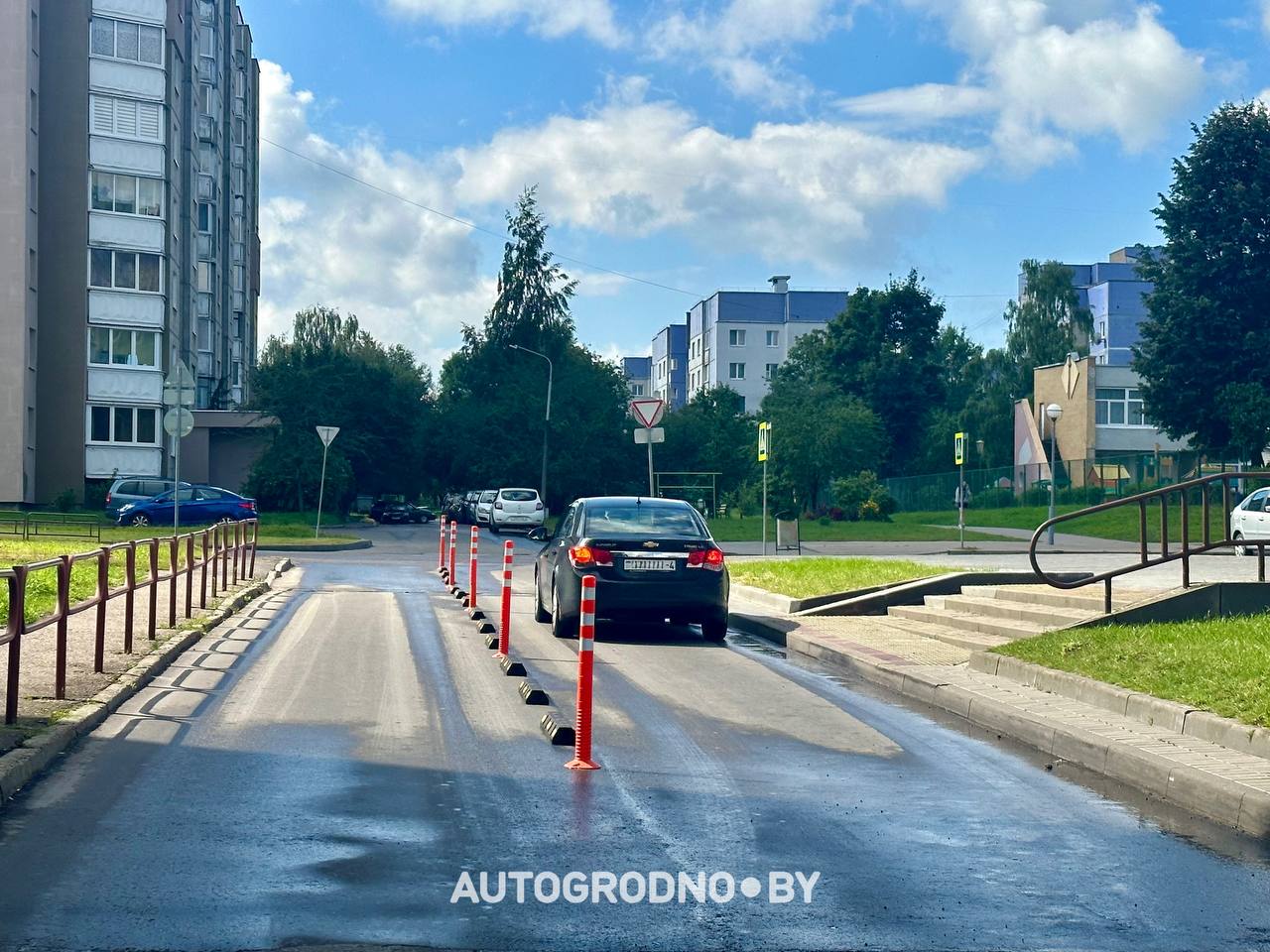 На улице Лиможа в Гродно установили столбики во дворах