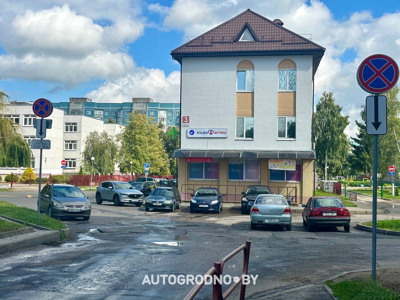 На улице Лиможа в Гродно установили столбики во дворах
