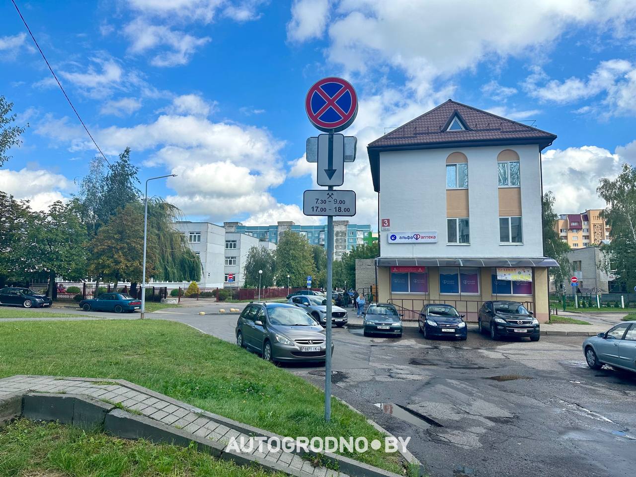 На улице Лиможа в Гродно установили столбики во дворах