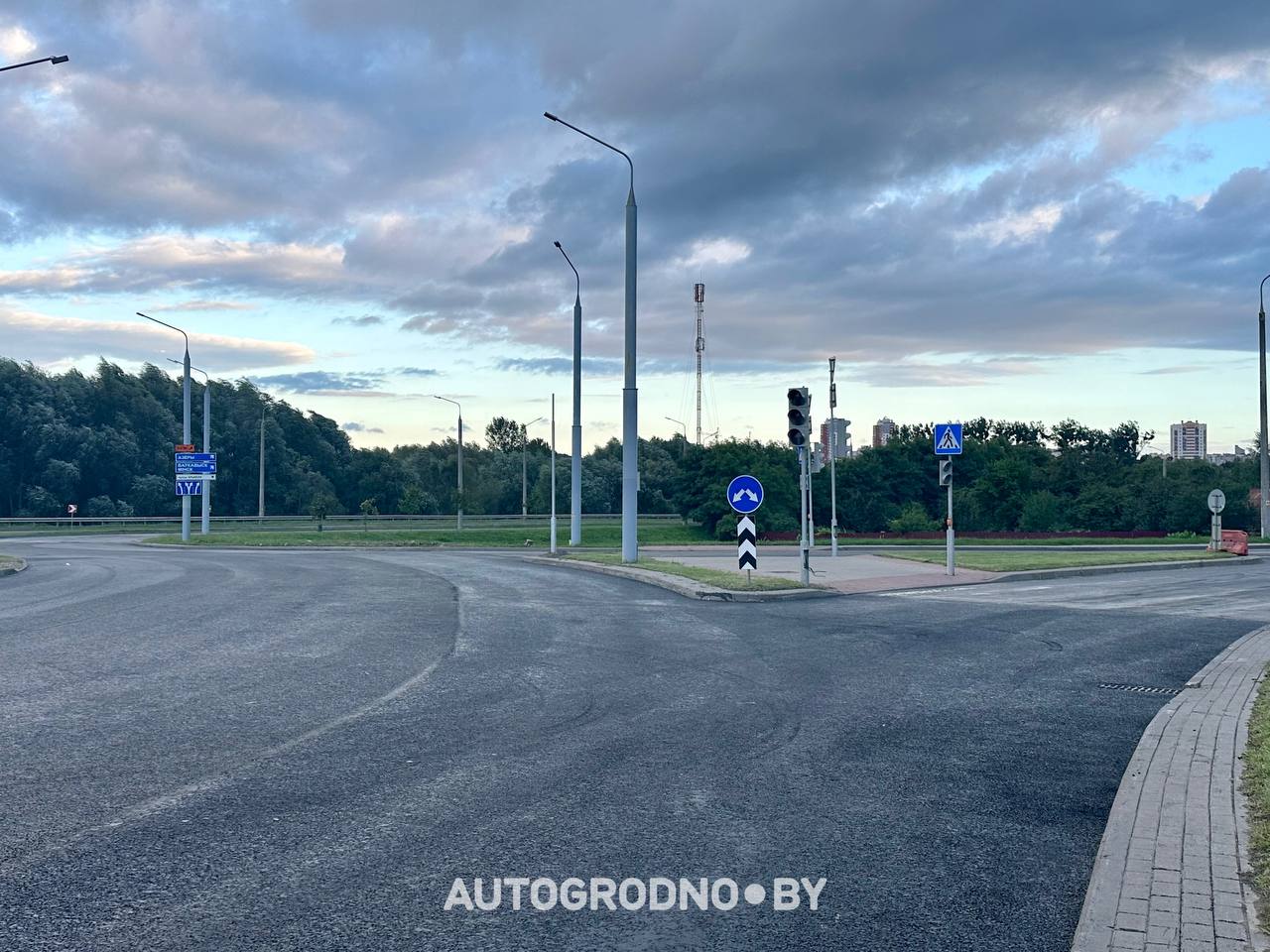 Новый асфальт на кольце по улице Тавлая в Гродно
