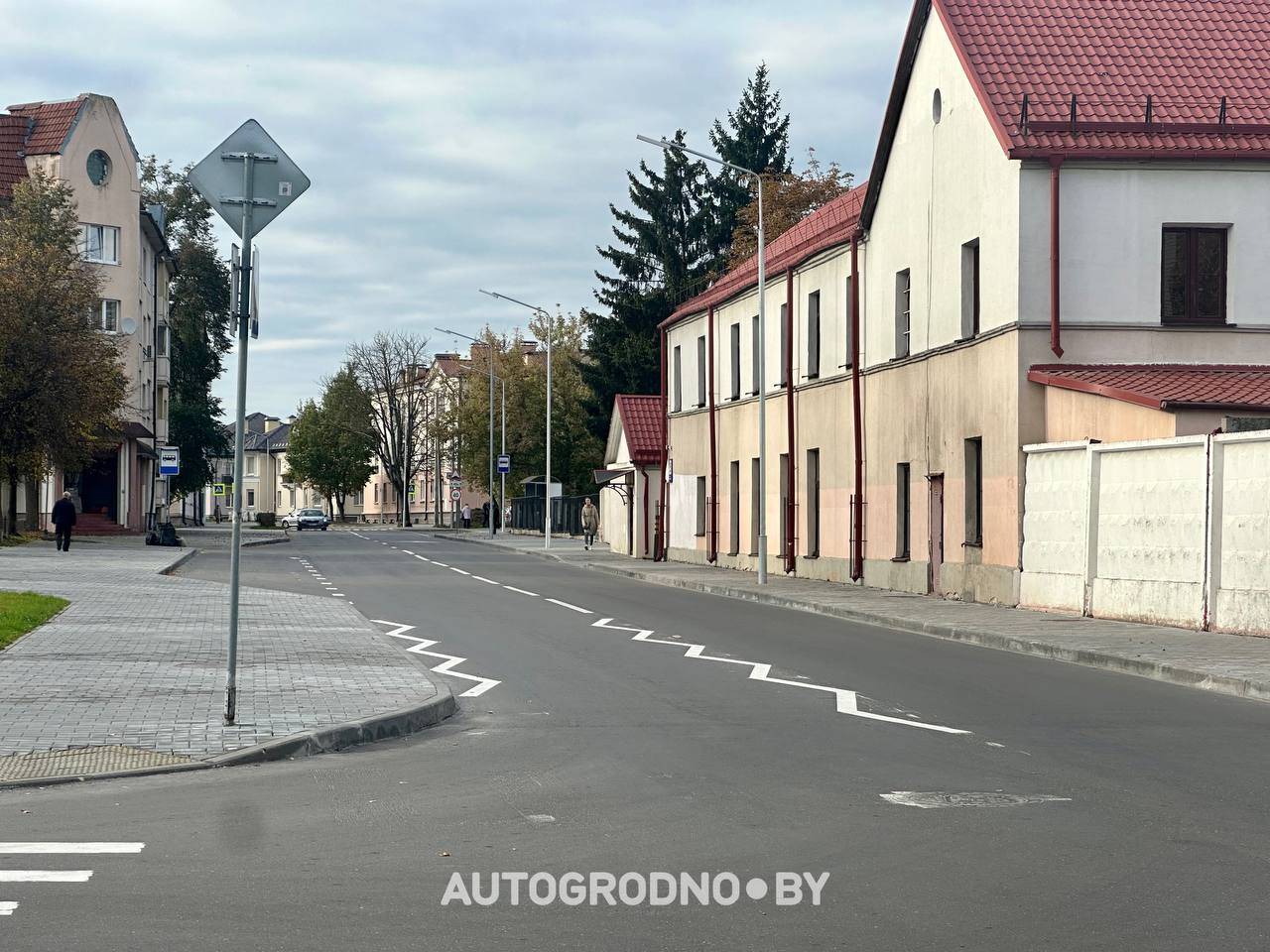 Зигзагообразная дорожная разметка в Гродно