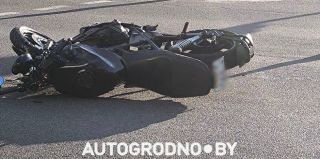 В Гродно водитель легковушки поворачивал налево и сбил мотоциклиста