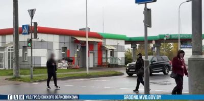 Переходите дорогу, уткнувшись в телефон? Вас могут снимать. ГАИ Гродно усилила контроль
