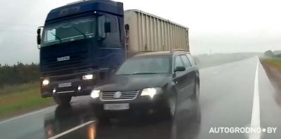 Неподалеку от Гродно водитель Passat начал затяжной обгон и никак не мог его завершить