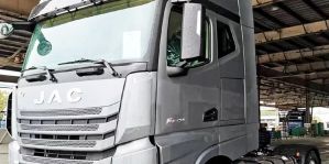 В Беларусь отправили первые тягачи JAC K7
