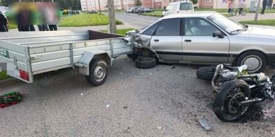 Шансов не было: в Сморгони Audi с прицепом перекрыла дорогу мотоциклисту
