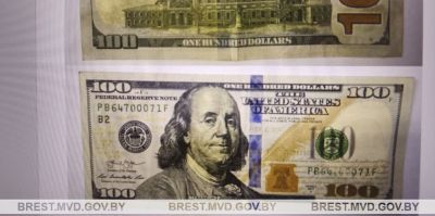 Купюра $100 за проданный автомобиль пролежала дома несколько лет: фальшивкой она оказалась только в банке