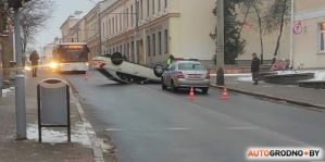 Обновлено: В центре Гродно водитель смог перевернуть авто на крышу. Водитель уснул