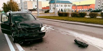В Гродно водитель такси не глядя выехал на улицу Дзержинского и устроил ДТП. У одного из пострадавших перелом плеча