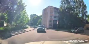 "Три встречки за минуту": в Гродно дети устроили опасные покатушки по проезжей части. Видео