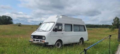 Превью фото к статье "Это машина, которую сложно купить и еще сложнее продать!" Белорус сделал кемпер из старого РАФ-2203 "Латвия"...